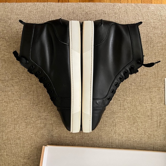 Christian Louboutin - Picture 5 of 17